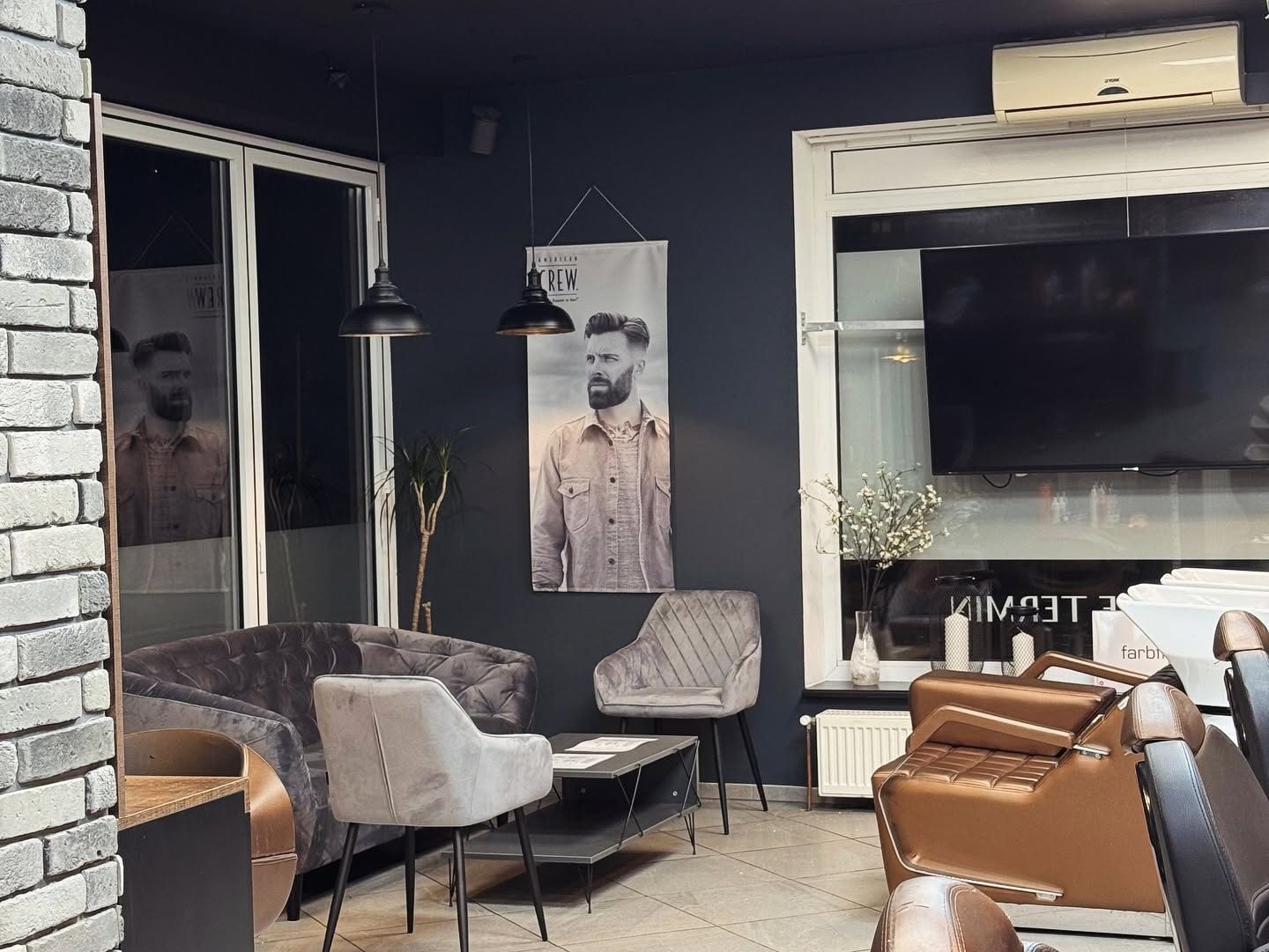 Wartebereich mit Samtsofa und Sesseln